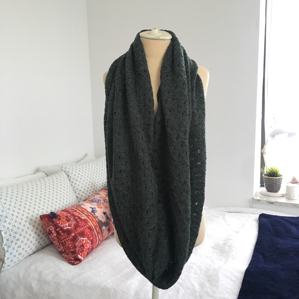 ❌❌SOLD!! ❌❌ H&M Green Knit Circle Scarf